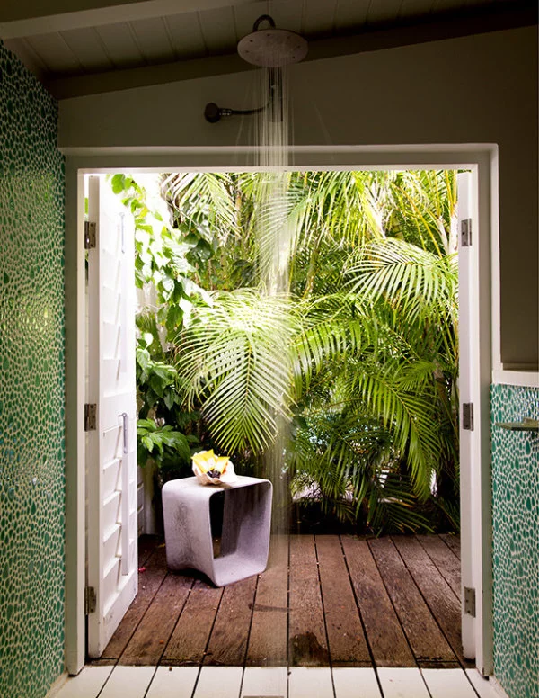 tropische badezimmer mit blick auf den innengarten