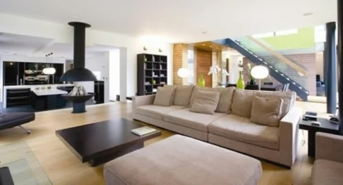 wohnbereich idee design sofas couch tisch kissen treppe