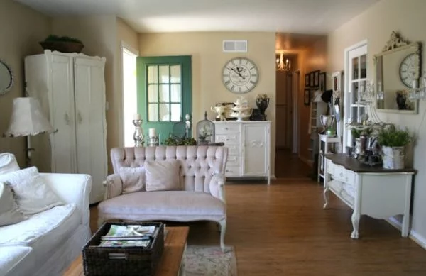 wohnzimmer klassisch einrichtung sofa leder gemustert ornamente wanduhr
