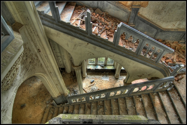 wunder der architektur verlassen und adelig chateau de noisy  treppenhaus