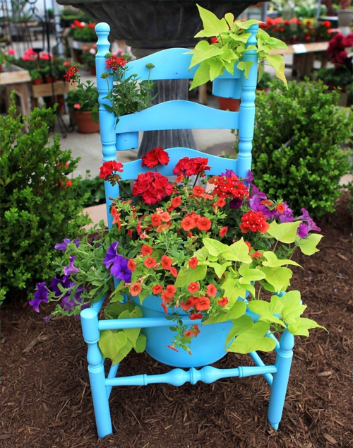 Alte Stühle im Garten mit neuer Funktion blau attraktive Pflanzgefäße