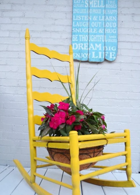 Alte Stühle im Garten mit neuer Funktion gelb schaukel attraktive Pflanzgefäße