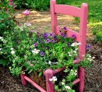 Alte Stühle im Garten mit neuer Funktion – attraktive Pflanzgefäße