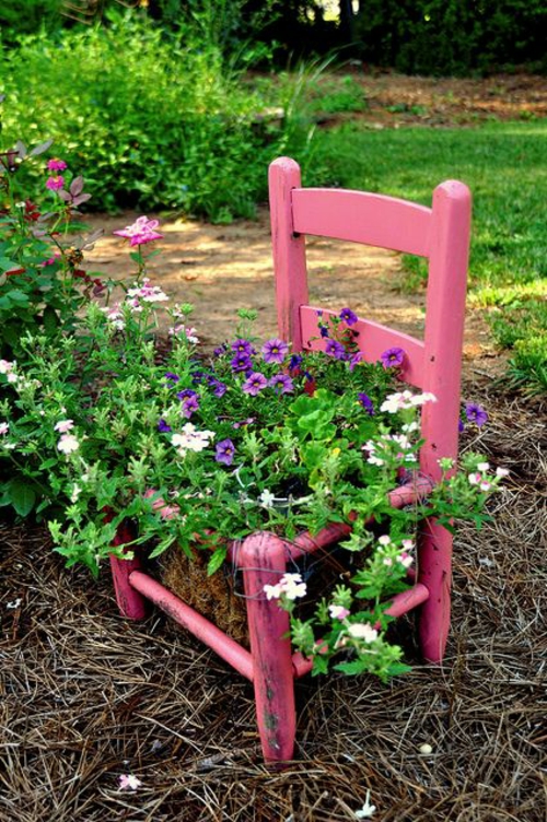 Alte Stühle im Garten mit neuer Funktion klein holz attraktive Pflanzgefäße