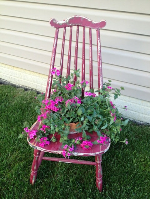 Alte Stühle im Garten mit neuer Funktion rosa holz attraktive Pflanzgefäße
