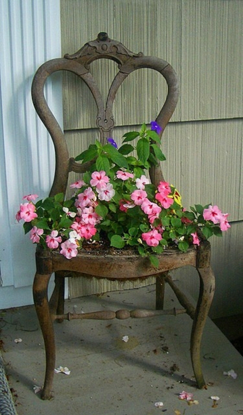 Alte Stühle im Garten mit neuer Funktion thron attraktive Pflanzgefäße