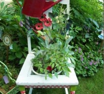Alte Stühle im Garten mit neuer Funktion – attraktive Pflanzgefäße
