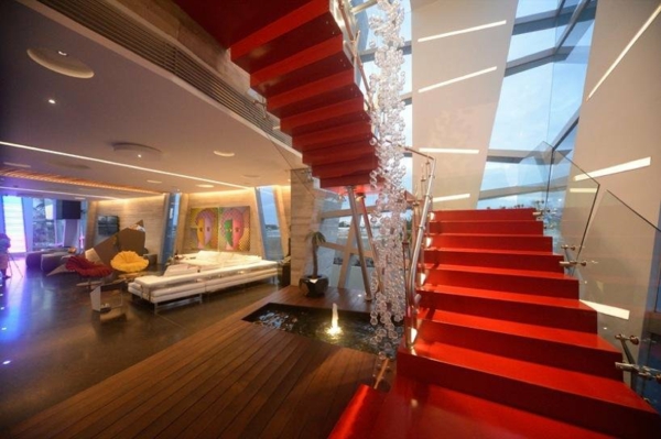 Avantgardistisches Haus Projekt treppe rot stufen glas geländer