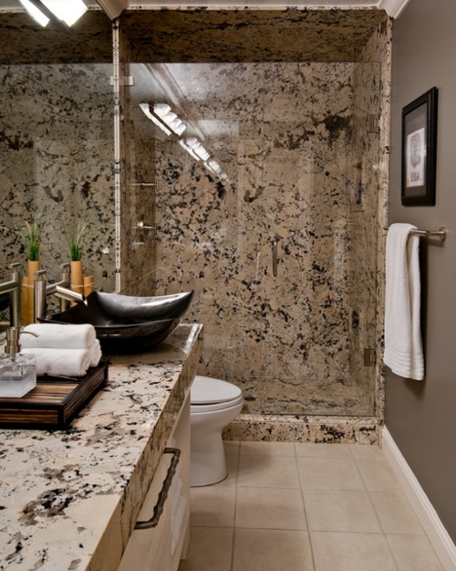 Badezimmer-Designs-im-asiatischen-Stil-fliesen-marmor-optik-wc-tücher