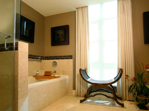 Badezimmer-Designs-im-asiatischen-Stil-gardinen-badewanne-stuhl-eigenartig