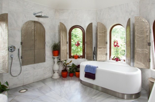 Badezimmer-Designs-im-asiatischen-Stil-pflanzen-töpfe-badewanne