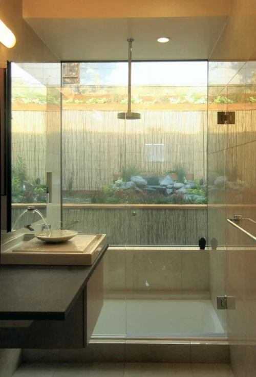 Badezimmer-Designs-im-asiatischen-Stil-sichtschutz-glas-umgebung-natur