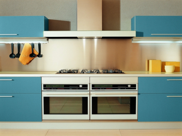 küche einrichtung licht idee blau oberflächen kochherd arbeitsplatten