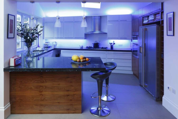 Beleuchtung für die Küche blaue lichter barhocker arbeitsplatten