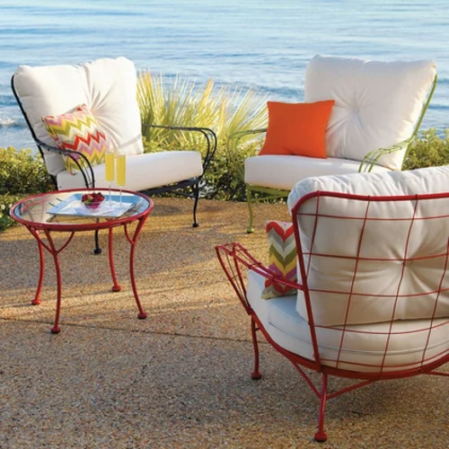 Coole Gartenmöbel für die Terrasse metall designs rot couchtisch glas