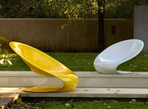 Coole Gartenmöbel für die Terrasse plastisch weiß gelb glanzvoll sessel