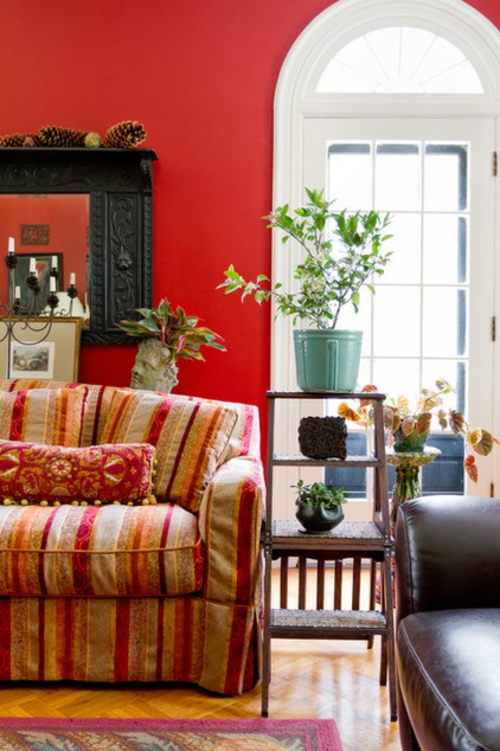 Cooles Interieur Design mit Individualität rot wandgestaltung blumentopf sofa