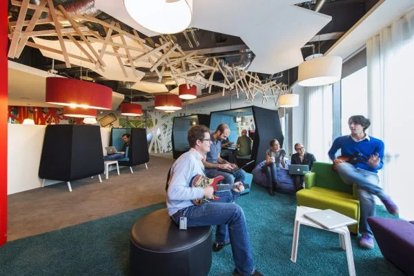 Das neue Google Campus Management gitarre spielen leder hocker tisch sofas