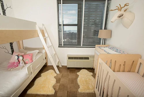 Deko Ideen fürs Gästezimmer babyzimmer fensterladen geländerbett