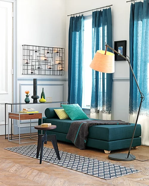 Deko Ideen fürs Gästezimmer stehlampe blau gardinen