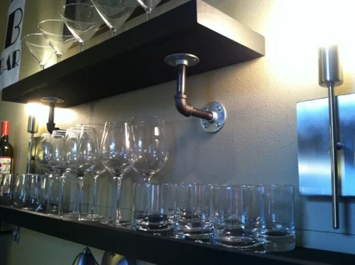 Dekoration mit alltäglichen Gegenständen gläser küche wandregal