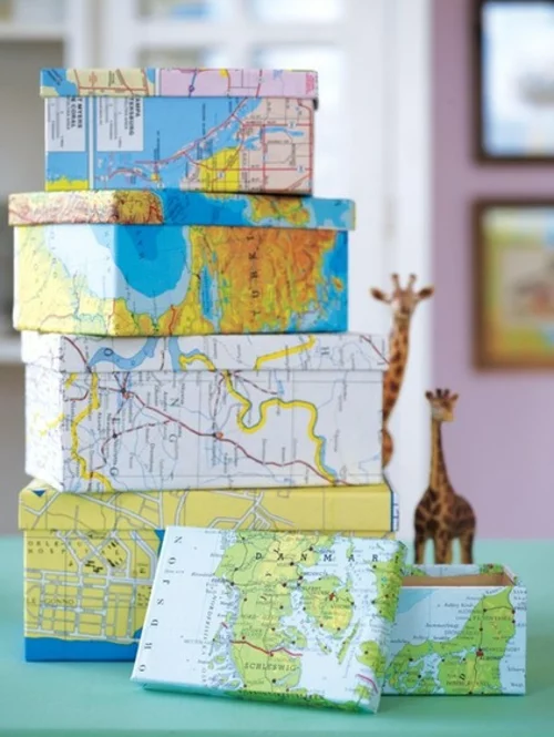 Dekoration mit alltäglichen Gegenständen mappe landkarte kasten