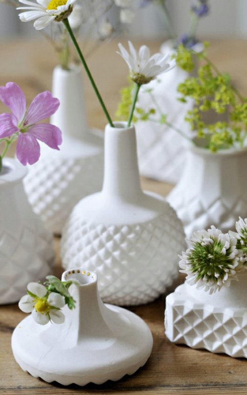 Dekorative Figuren aus Keramik verziert gemustert vasen