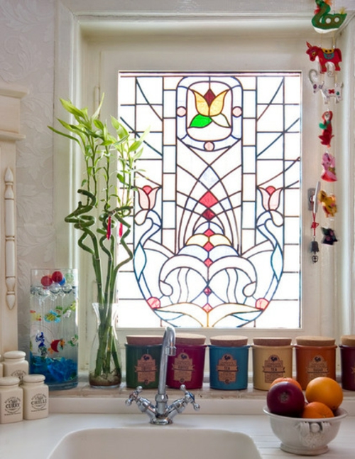 Der pflegeleichte Glücksbambus als Dekoration mosaikfenster idee vasen glas