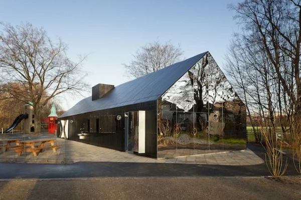 giebelhaus mit verspiegelter Fassade schwarz fassade