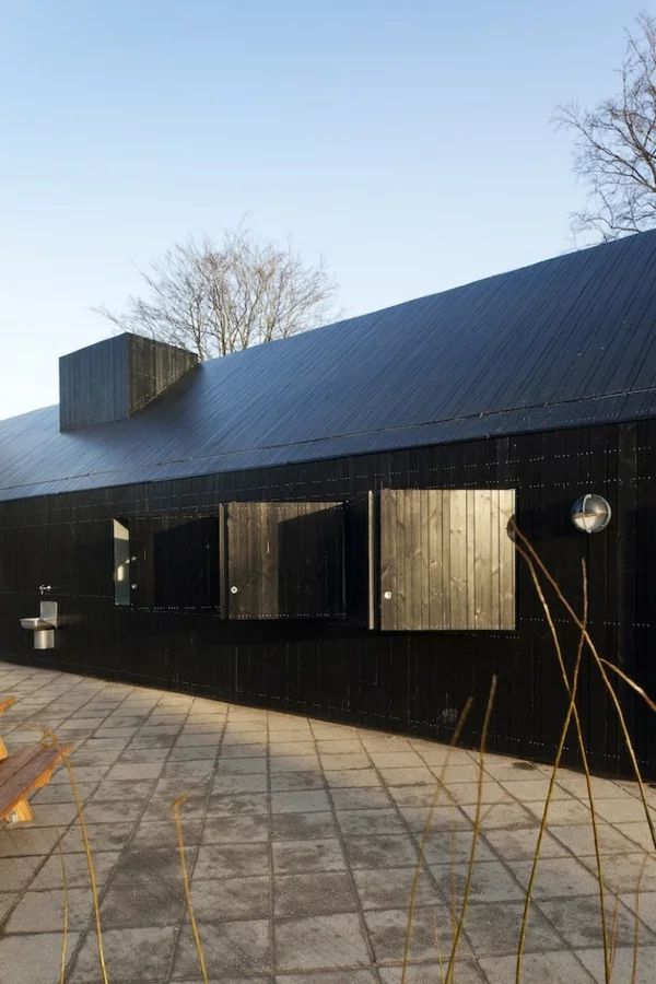 Designer Haus mit verspiegelter Fassade schwarz fertighaus