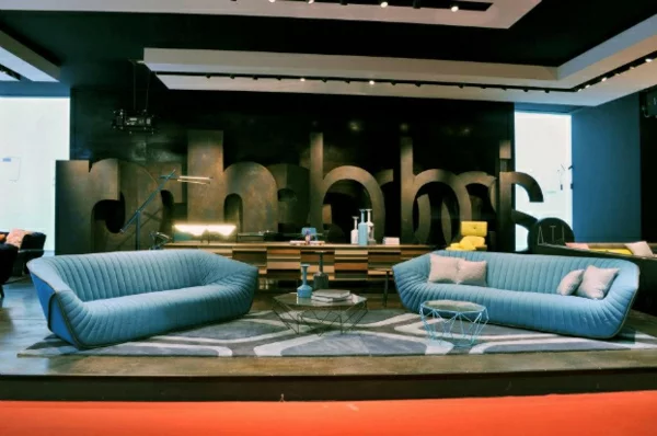 Designer Möbel kollektion blau sofas kissen glastisch geometrisch