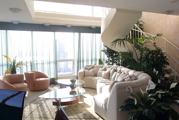 Eklektisches Interior Design sofa dachfenster pflanzen treppe