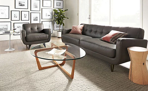 Eklektisches Interior Design sofas leder schwarz rund glasplatte