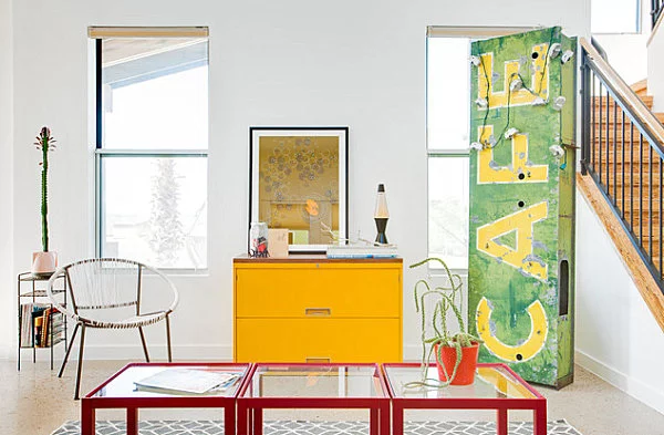 Eklektisches Interior Design treppe industriell stil kommode gelb