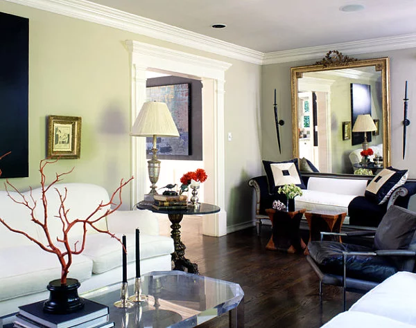 Eklektisches Interior Design wohnzimmer elegant sofa weiß nebentisch