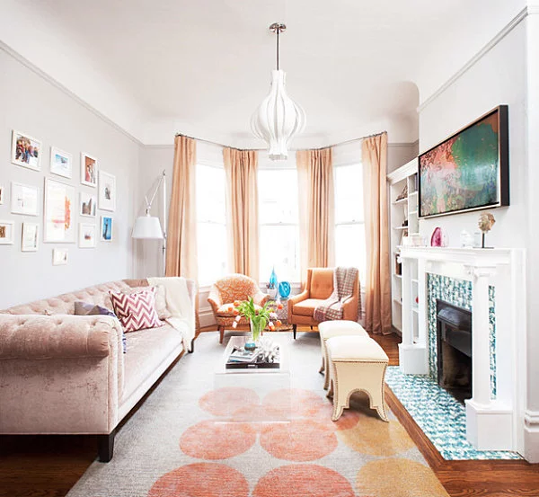 Eklektisches Interior Design wohnzimmer sofa samt teppich gardinen