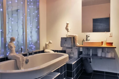 Exotik im designer haus eines künstlers badezimmer lichterkette blau
