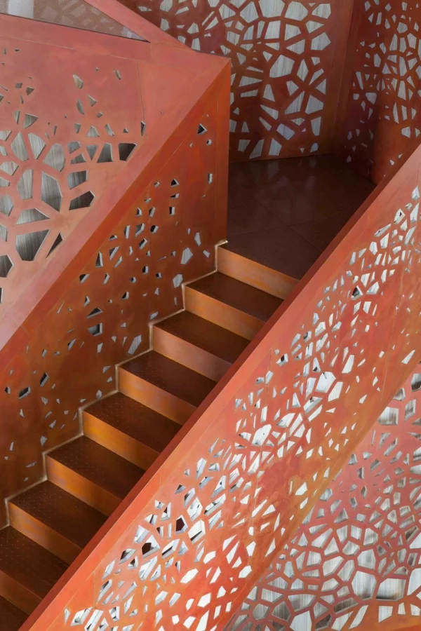 perforiert rot gelöchert design treppe stufen