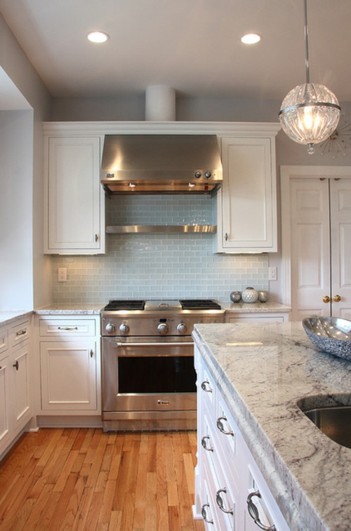 Granitplatten in hervorragenden Küchen traditionell weiß einrichtung