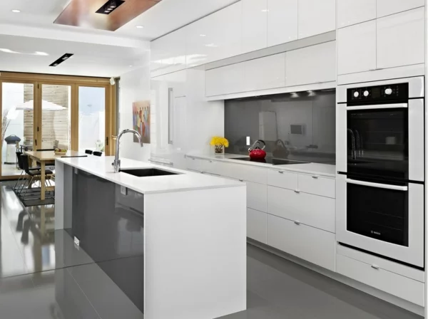 Inneneinrichtung in Weiß holz bodenbelag küchenplatte modern