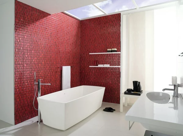 Inneneinrichtung in Weiß holz bodenbelag rot fliesen badezimmer kontrast