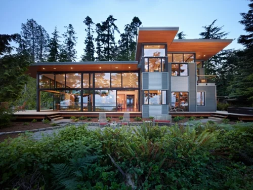 Innovatives nachhaltiges Haus fassade glas holz konstruktion wald