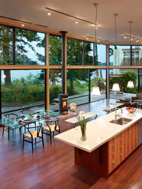 Innovatives nachhaltiges Haus küche essbereich glastisch stühle holzkonstruktion