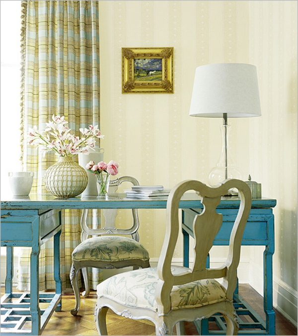 Interior Design im französischen Stil tisch blau abgenutzt