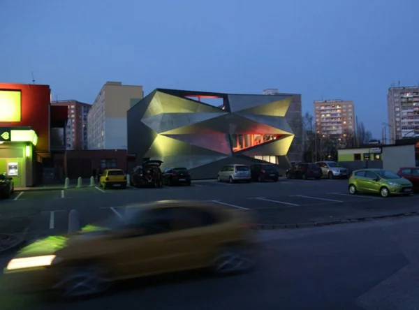Kulturzentrum  Sportzentrum beleuchtung nachts fassade
