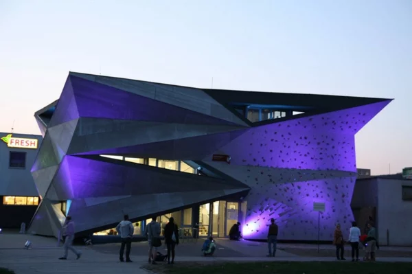 Kulturzentrum Sportzentrum beleuchtung nachts kletterwand