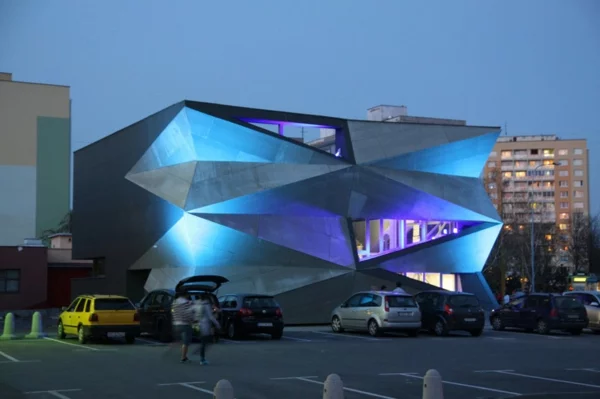 Kulturzentrum Sportzentrum nachts blau beleuchtet