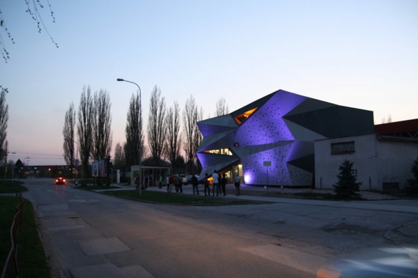 Kulturzentrum Sportzentrum wärmetauscher nachts beleuchtung