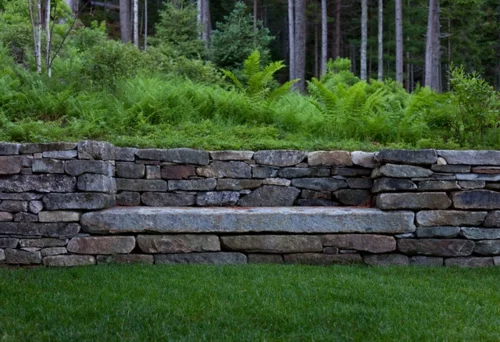 Landschaftsarchitektur und Design mit nachhaltig gewonnenem Holz steine