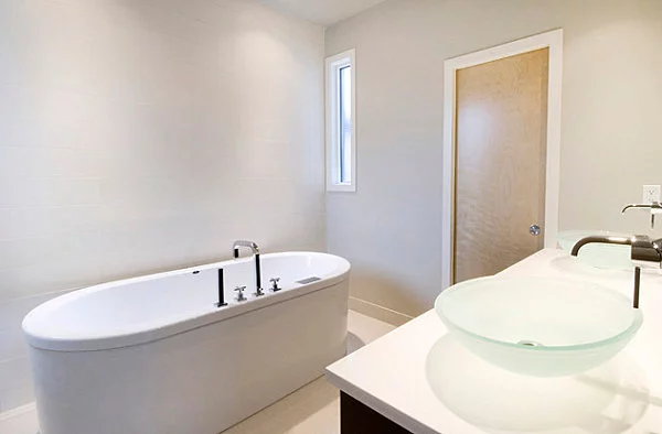 Luxus Badezimmer Ideen badfliesen badewanne oval waschbecken glas